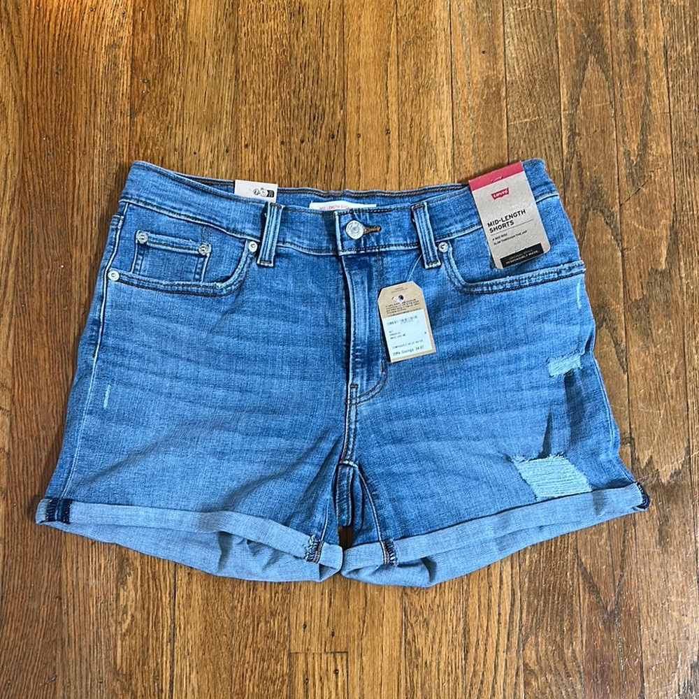 NWT Levi's Women Mid-Length Shorts